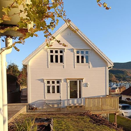 Charming House In Ulsteinvik With Free Parking Villa Exterior foto