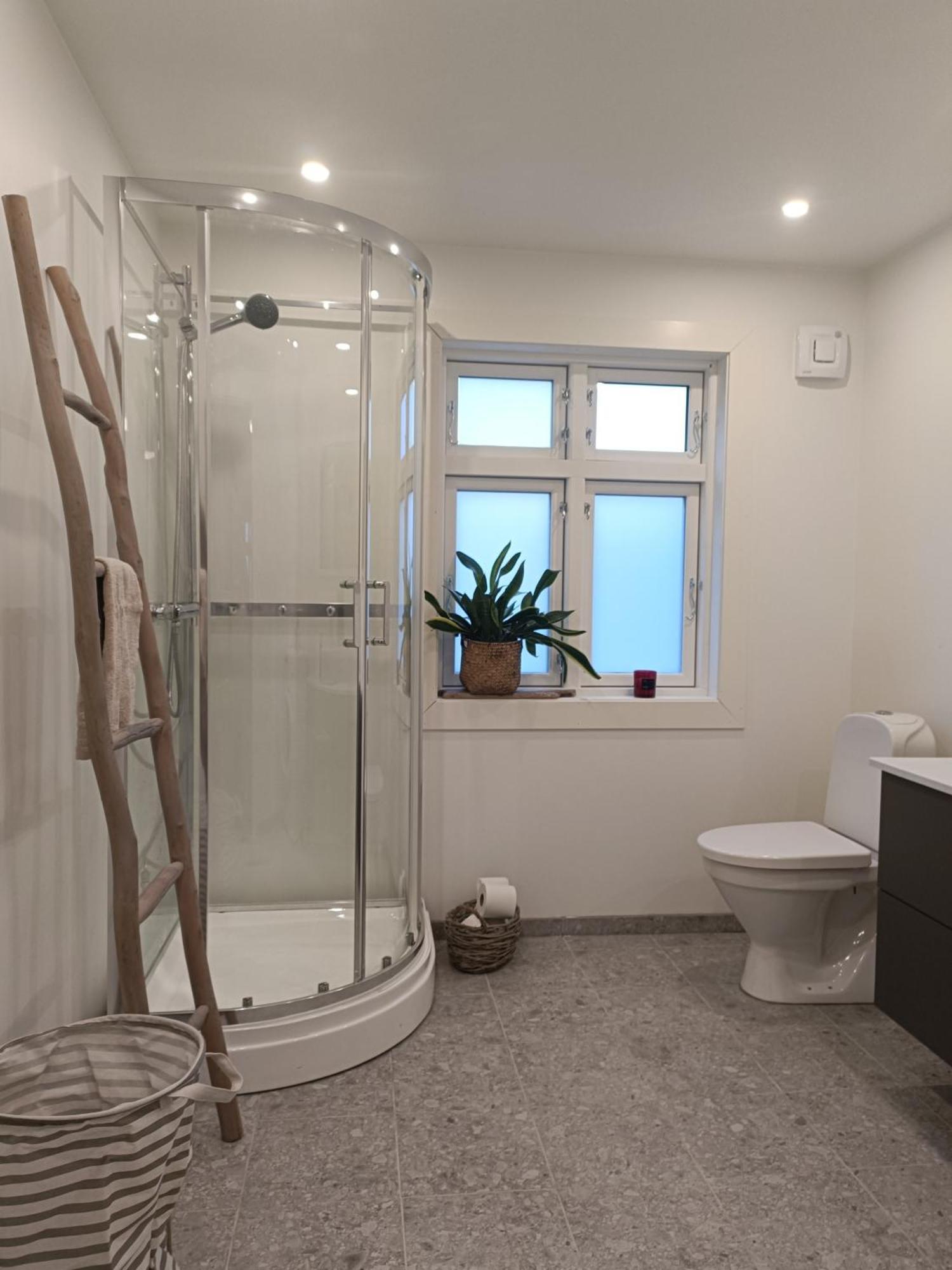 Charming House In Ulsteinvik With Free Parking Villa Exterior foto
